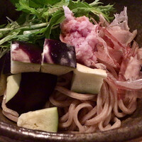自家製粉石臼挽きうどん 青空blue 本店 - 水なすとサラダのぶっかけうどん