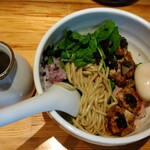 中華そば 満鶏軒 - 中太麺。鴨出汁のスープも添えられている。