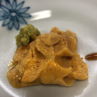 菊水 桜町本店 - 由良の川勝の赤ウニ。エッジを見てお分かりの通り、鮮度も抜群です
