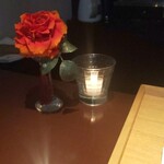 インカント - いつもキャンドルと深紅のバラが温かくお迎えしてくれます