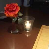 インカント - いつもキャンドルと深紅のバラが温かくお迎えしてくれます