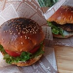 クレープアンドカフェ ヴァーチュ - ハンバーガー。
      中央はエビ&アボカドバーガー(単品￥500)で、後ろの2つはオリジナルバーガー(￥510)です。
      