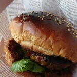 クレープアンドカフェ ヴァーチュ - オリジナルバーガーです。
      バンズはパリパリ系でした！