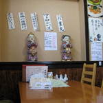 中華料理　客来香 - キッチュな人形が並ぶ