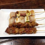 香香坊 - 羊肉串と豚バラ串　90円/本