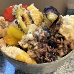 てんぷら あら谷 - 上天丼　見事な激盛りにびっくりしました(^◇^;)