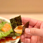 京懐石 吉泉 - デンマーク産サーモンの海苔巻き