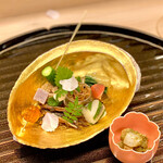 京懐石 吉泉 - 小鉢(イカ、ウド、タケノコのふき味噌和え)、串もの(のし梅、あみえびの塩辛、花丸胡瓜)、サヨリの手綱寿司、きんぴらごぼう、慈姑(くわい)せんべい、ホタルイカの水晶流し、分葱(わけぎ)の酢味噌がけ、菜種・鯛の子・稚鮎