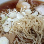 半月 - 自家製の細縮れ麺はのど越しばっちり！