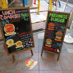 FRESHNESS BURGER - 店舗入口の看板に誘われて。。。