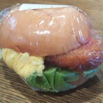 ディオ - えびカツ＆たまごバーガー(税抜)93円　※横から　(2020.08.02)