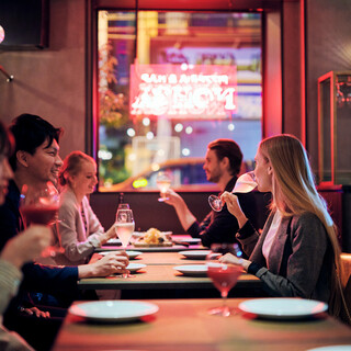 様々な文化が交差する洗練された空間で、特別なひと時を