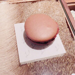 ラチュレ - 鹿のブラッドマカロン