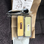 FROM - 左: ＦＲＯＭの特濃半生チーズ ¥300(税込)
右: ずんだの特濃半生チーズ¥300(税込)
保冷剤・スプーン・ショップカード
