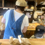 エルポール - エルポールさんの
      森夫妻…
      パンの製造から販売まで、
      夫婦2人でがんばってます〜♪