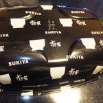 Sukiya - 今年の「うな丼弁当」の容器をひっくり返すとお洒落?な絵柄♪ 密かにわさびﾁｭｰﾌﾞが見える（笑）