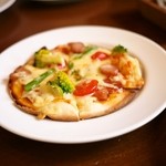 三日月堂 - ソーセージとサラミ、清流トマトのピザ