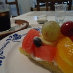 ヤマモト - フルーツのタルトとアイスコーヒー (¥500)
