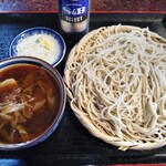 ほまれ庵 - 新メニューと掲載されていたピリ辛肉汁900円を お蕎麦でお願いしました。
            ピリ辛肉汁ですが…これが滅茶旨い
            豚肉の旨味が染み出したつけダレ♪辛さも結構攻めていて油断するとむせそうになります(*｀艸´)