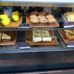 cafe 風楽里 - ショーケース。ベイクドチーズケーキ5個買いしてる方もいた
