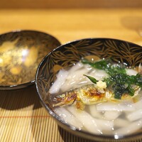 祇園 にし - お椀は白ずいきの吉野くず、香ばしく焼いた鮎。