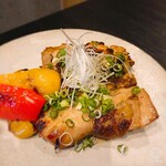 Kotsu kotsu - 鶏モモ肉山賊焼き。
                        しっかり味がついたお肉がプリプリ＆カリカリに焼かれ美味しい(≧∀≦)