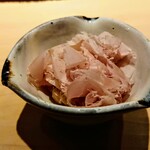 鮨 唐島 - 赤酢のシャリのたまごかけご飯に削りたての鰹節を乗せて