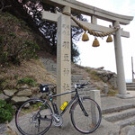 ともゑ庵 - 師崎にある羽豆神社です。
            フェンダー付きのクロスバイクで行きました。