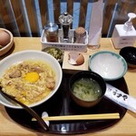 赤坂うまや うちのたまご直売所 - 親子丼・みそ汁。