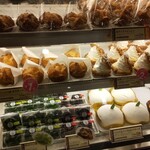 Shere Kamie Rinkam Moruten - ケーキの種類はたくさんあります。
                        ２段目左のシュークリームが一番人気。