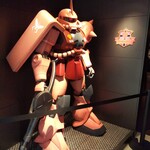 ガンダムカフェ 秋葉原店 - シャア専用ザクが お出迎え