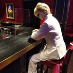 ガンダムカフェ - バーカウンターに佇む赤い彗星。後ろのガルマ肖像画がシュール。