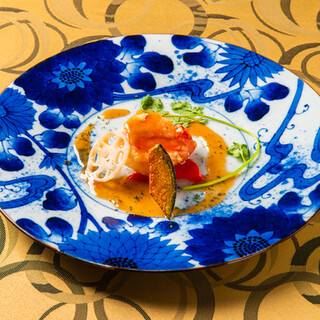華やかに仕上げた一皿は、五感を楽しませ、心を満たします