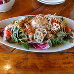 Kulu Kulu - ほうれん草と野菜ﾁｯﾌﾟと温泉卵のｻﾗﾀﾞ680円(昼・夜)★4.0