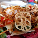 Kulu Kulu - ほうれん草と野菜ﾁｯﾌﾟと温泉卵のｻﾗﾀﾞ ｱｯﾌﾟ