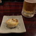 大阪大衆鉄板焼き酒場 てっちゃん - お通しの焼きポテトサラダ300円