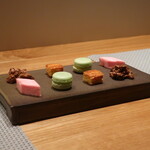 フィエルテ - プラムの冷たいメレンゲ菓子、ライムのクリームマカロン、 　　ガレットブルトンヌ、胡桃とアーモンド