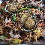 百濟 - 百濟ナンバーワンの辛口海鮮料理。アワビに韓国イイダコやアサリ、ムール貝などが入り、大豆もやしと一緒に食べる料理です。