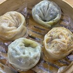 百濟 - 手作り蒸し餃子肉餃子とキムチ餃子の2種類が楽しめます。