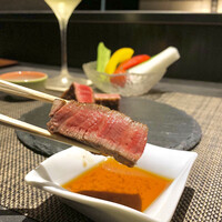 とらいち - ヒレ食べ比べ
                    赤北海道和牛、薄い方は葉山牛　
                    