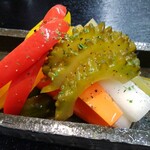 旬の鮮魚と魂の煮込み 照 - 色彩り野菜のピクルス