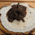 寿しの吉乃 - ホタテの黒トリュフとシャンパンクリームソースかけ