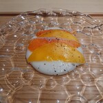 寿しの吉乃 - ビワマスとマンゴーと玉ねぎドレッシング