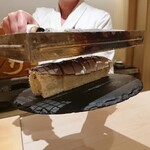 寿しの吉乃 - 鯖の棒寿司を炭火で炙っています