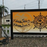 Mahana Table - 道路に置かれた看板