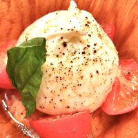 インカント - ブッラータとフルーツトマト。