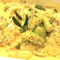 インカント - サンぺ・デ・ガットゥ（手打ちショートパスタ）春野菜のサフランクリームソース。