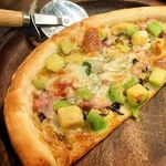 とろける森のバターピッツァ〜完熟トマトと生ハム、焦がしバター醤油〜