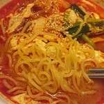 韓豚屋 - タッケジャンラーメン  麺アップ