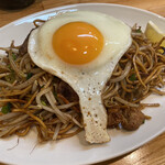 焦がし焼きそば　嬉一 - 焦がし焼きそば並
目玉焼きトッピング